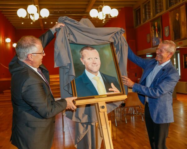 Portraitenthüllung Alt-Bürgermeister Ewald Ospelt im Rathaussaal Vaduz. Enthüllung des Porträts durch Bürgermeister Manfred Bischof und Alt-Bürgermeister Ewald Ospelt.