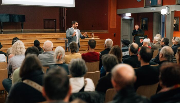 Neubau Marktplatz mit Mobilit&auml;tsdrehscheibe und Tiefgarage Bild