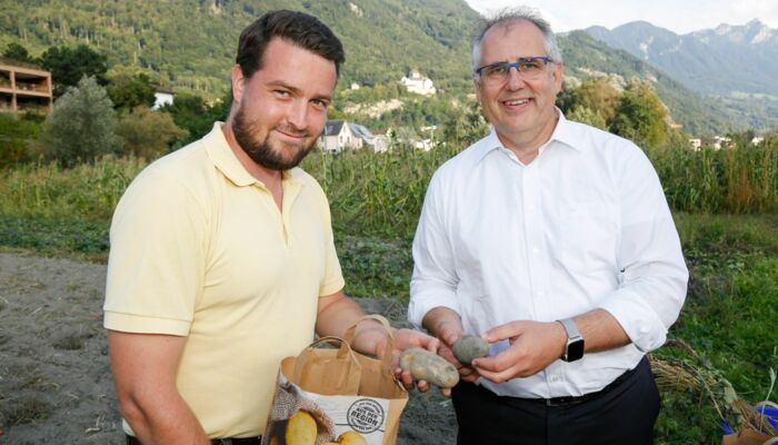 Florian Bernardi und Manfred Bischof mit Kartoffeln beim Ernährungsfeld Vaduz.