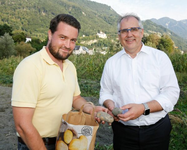 Florian Bernardi und Manfred Bischof mit Kartoffeln beim Ernährungsfeld Vaduz.