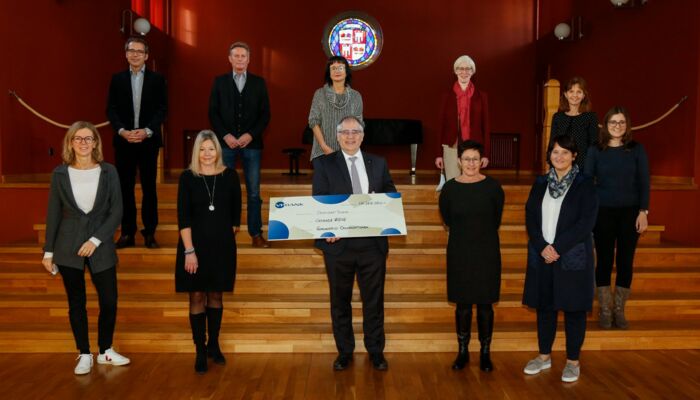 Rathaussaal Vaduz. Weihnachtsaktion Symbolische Scheckübergabe