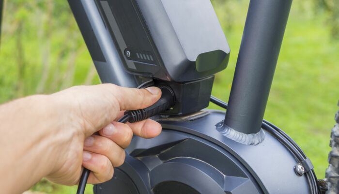E-Bike-Akku mit Stecker