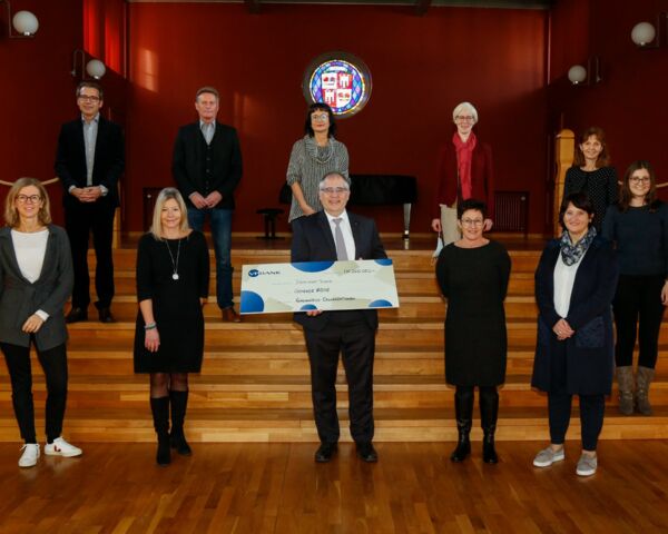 Rathaussaal Vaduz. Weihnachtsaktion Symbolische Scheckübergabe