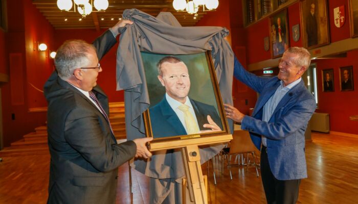 Enthüllung des Porträts von Alt-Bürgermeister Ewald Ospelt Portraitenthüllung Alt-Bürgermeister Ewald Ospelt im Rathaussaal Vaduz. Enthüllung des Porträts durch Bürgermeister Manfred Bischof und Alt-Bürgermeister Ewald Ospelt.