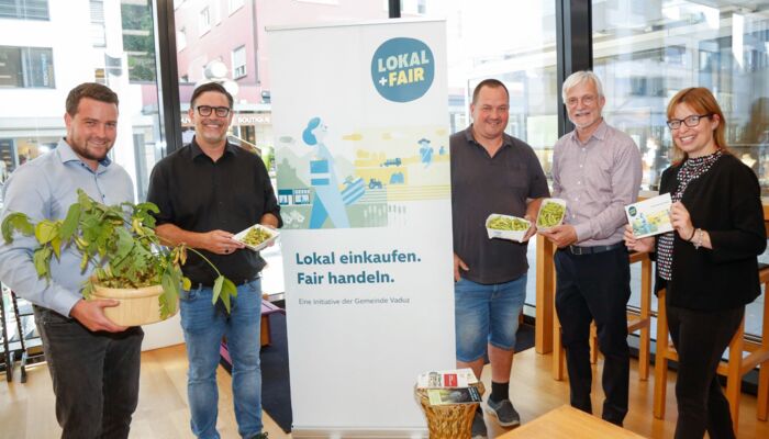 Café im Kunstmuseum. Vom Ernährungsfeld in Vaduz direkt in die Küche des Cafés im Kunstmuseum: Florian Bernardi und Marcus Vogt von der VBO, Landwirt Christian Konrad vom Neufeldhof, Gastronom Walter Hagen und Janine Köpfli von der Arbeitsgruppe „Lokal+Fair“ freuen sich über die erste Edamame-Ernte in Vaduz. (Foto: Gemeinde Vaduz/Paul Trummer)