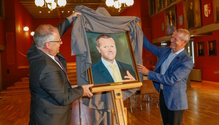 Portraitenthüllung Alt-Bürgermeister Ewald Ospelt im Rathaussaal Vaduz. Enthüllung des Porträts durch Bürgermeister Manfred Bischof und Alt-Bürgermeister Ewald Ospelt.