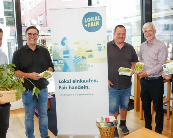 Café im Kunstmuseum. Vom Ernährungsfeld in Vaduz direkt in die Küche des Cafés im Kunstmuseum: Florian Bernardi und Marcus Vogt von der VBO, Landwirt Christian Konrad vom Neufeldhof, Gastronom Walter Hagen und Janine Köpfli von der Arbeitsgruppe „Lokal+Fair“ freuen sich über die erste Edamame-Ernte in Vaduz. (Foto: Gemeinde Vaduz/Paul Trummer)