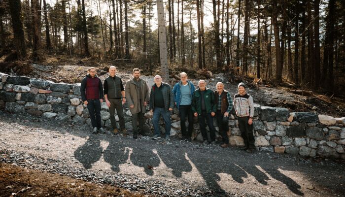 Lernende bauen Lebensraum: Trockenmauer im Iraggell Bild