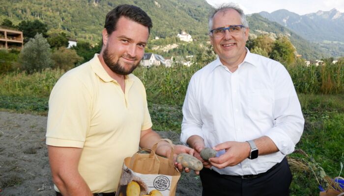 Florian Bernardi und Manfred Bischof mit Kartoffeln beim Ernährungsfeld Vaduz.