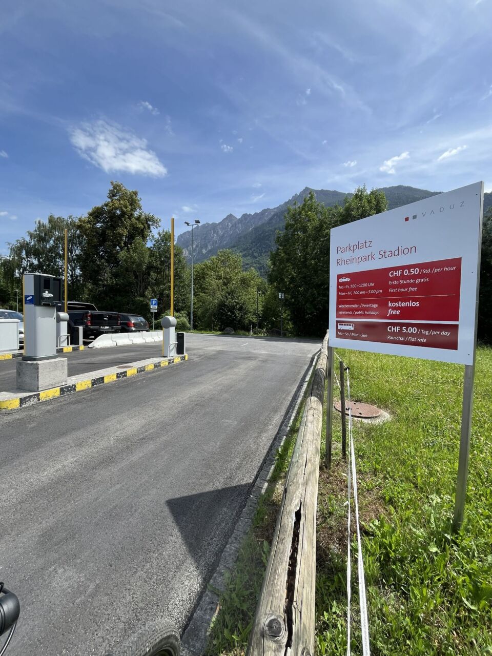 Parkplatz Rheinpark Stadion.jpg
